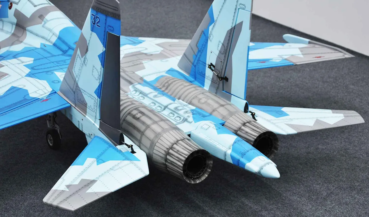 Black Horse Model SU-30 BH208 avion RC 1725mm turbine