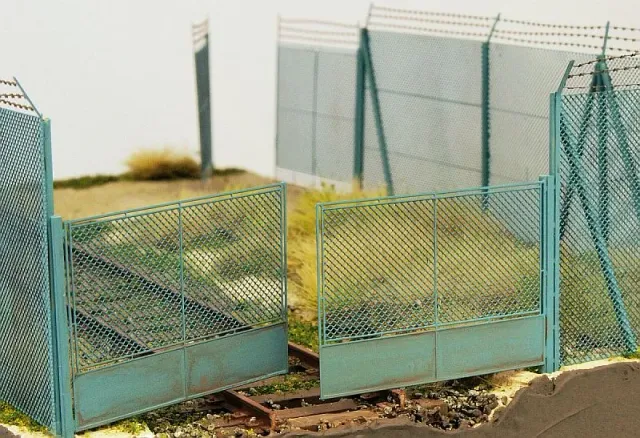 Albion Model Scene Chain mesh gate for high fence 1:120 portail grillagé 1 pièce